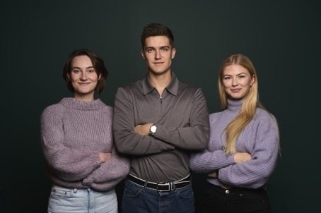 Tre unge studenter mot mørk bakgrunn