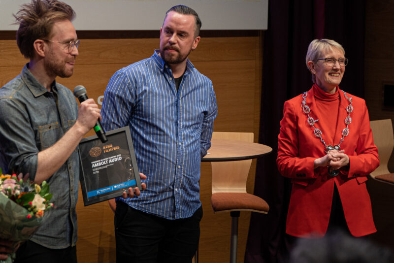 NTNUs rektor Anne Borg deler ut prisen til Ambolt Media.