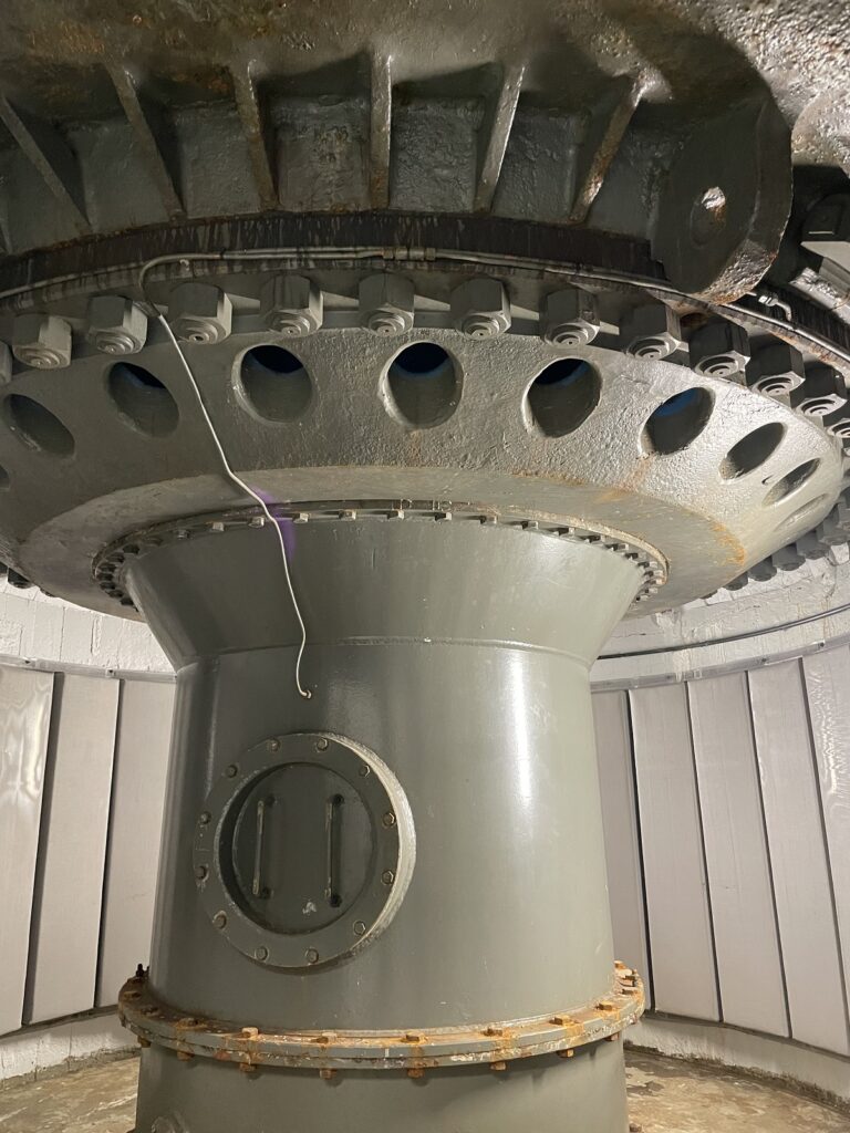 A picture of a turbine.