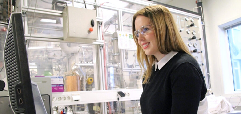 Et bilde av en kvinne som jobber på en lab.