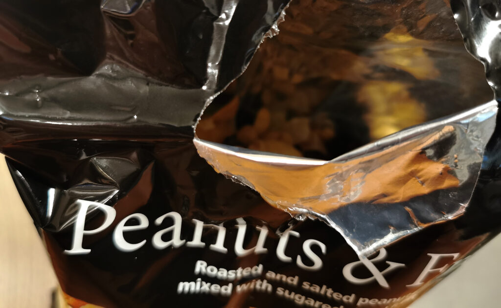 Et bilde av en pose peanutter, som viser en sølvfarget innside.