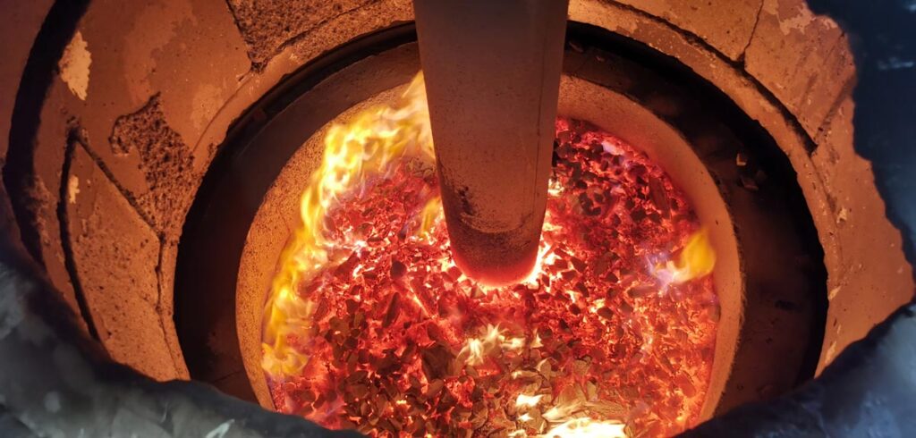Et bilde som viser brenning av råmateriale.
