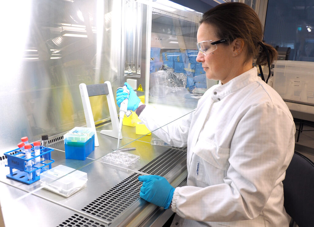Et bilde av en kvinne i labfrakk på et laboratorium.