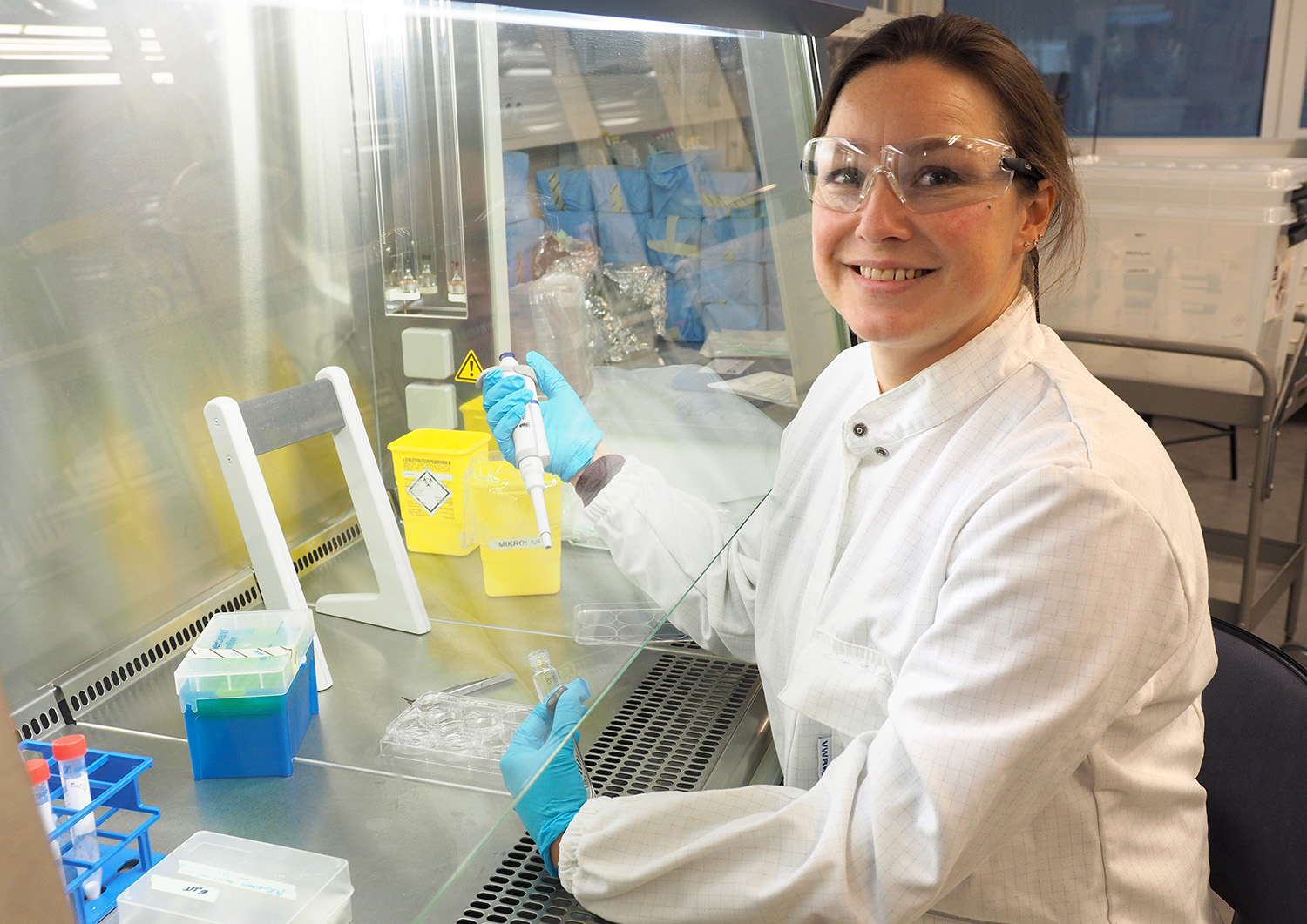 Et bilde av en kvinne i labfrakk på et laboratorium.