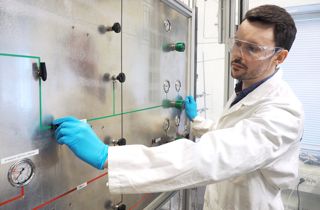 Et bilde av en mann i labfrakk på et laboratorium.