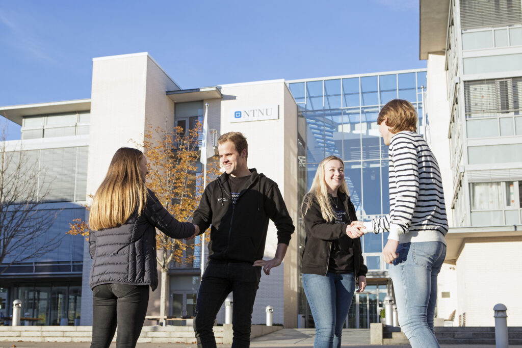Studenter utenfor NTNU i Ålesund.