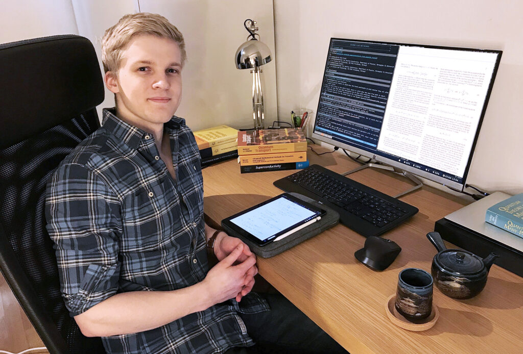 Et bilde av en mann som jobber ved en datamaskin
