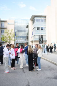 Studenter samlet på campus i Ålesund