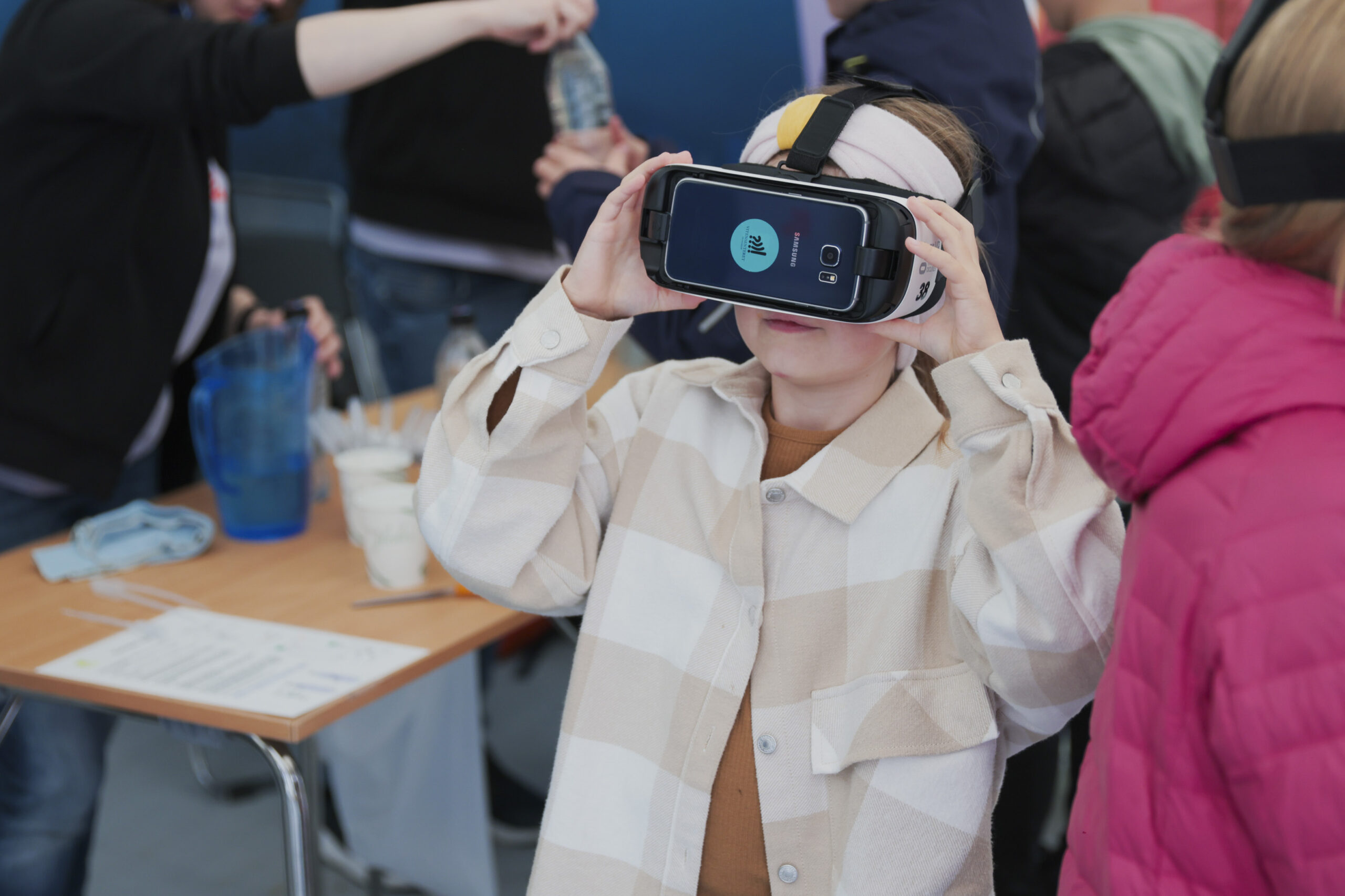 Et barn har på seg VR-briller