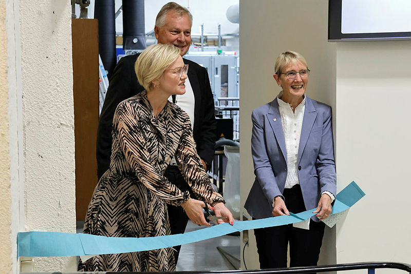 Helse- og omsorgsminister Ingvild Kjerkol åpner nytt operasjonsstuelaboratorium ved NTNU