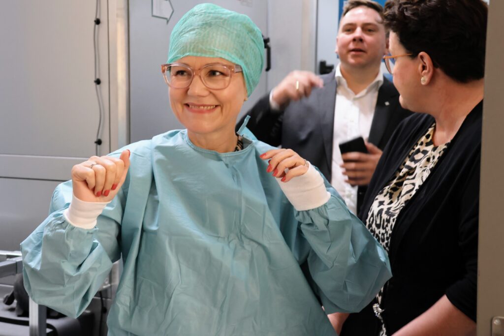 Helse- og omsorgsminister Ingvil Kjerkol fikk på seg riktig bekledning før hun gikk inn i operasjonsrom-laboratoriet. Foto: Lars Bugge Aarset / NTNU