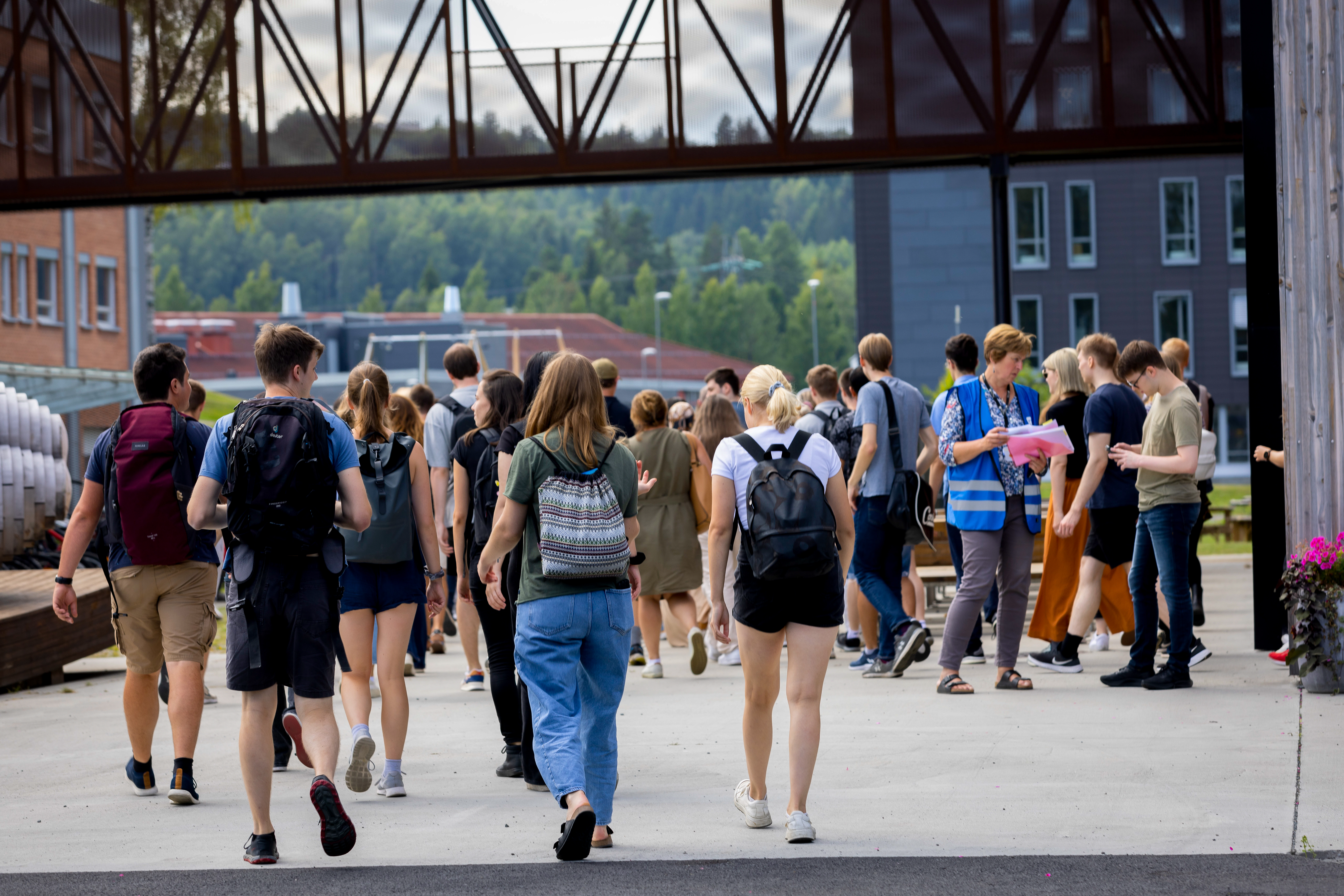 studenter går rundt på campus i Gjøvik