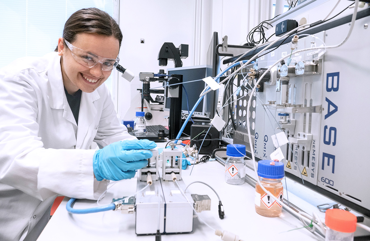 A smiling woman working in a laboratory. Photo