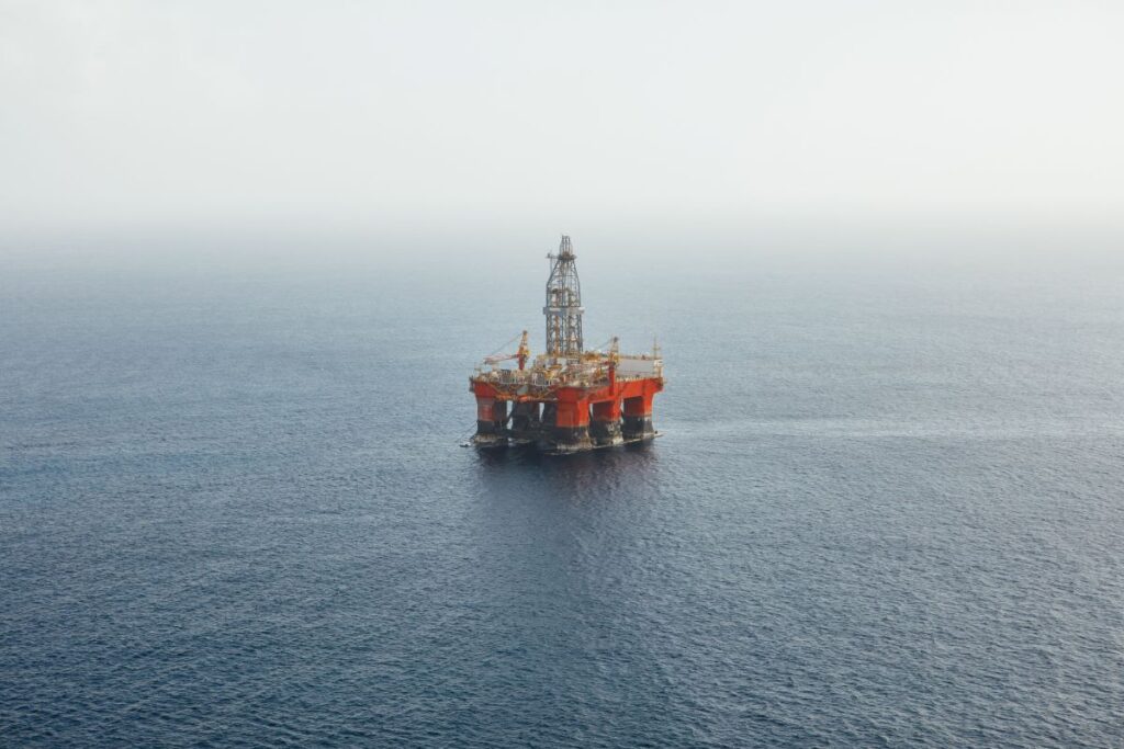 Et bilde av en oljeplattform på havet.