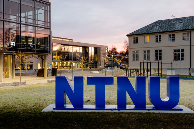Bildet viser NTNU bokstavene, litt av bygningene Ankeret, og Kompasset ved NTNU i Ålesund