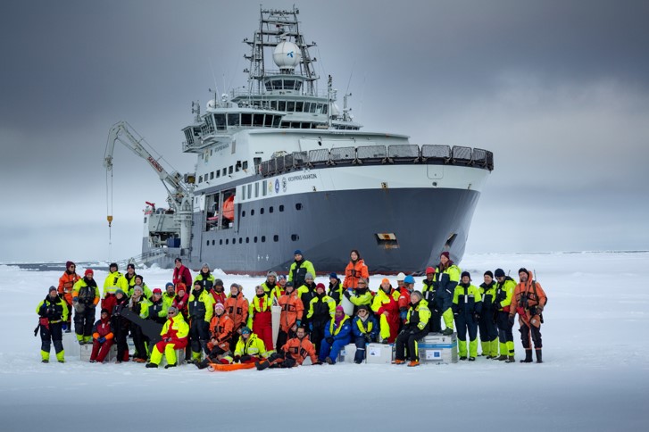 Forskere på isen foran isbryteren Kronprins Haakon i den nordlige delen av Barentshavet. Foto: Christian Morel
