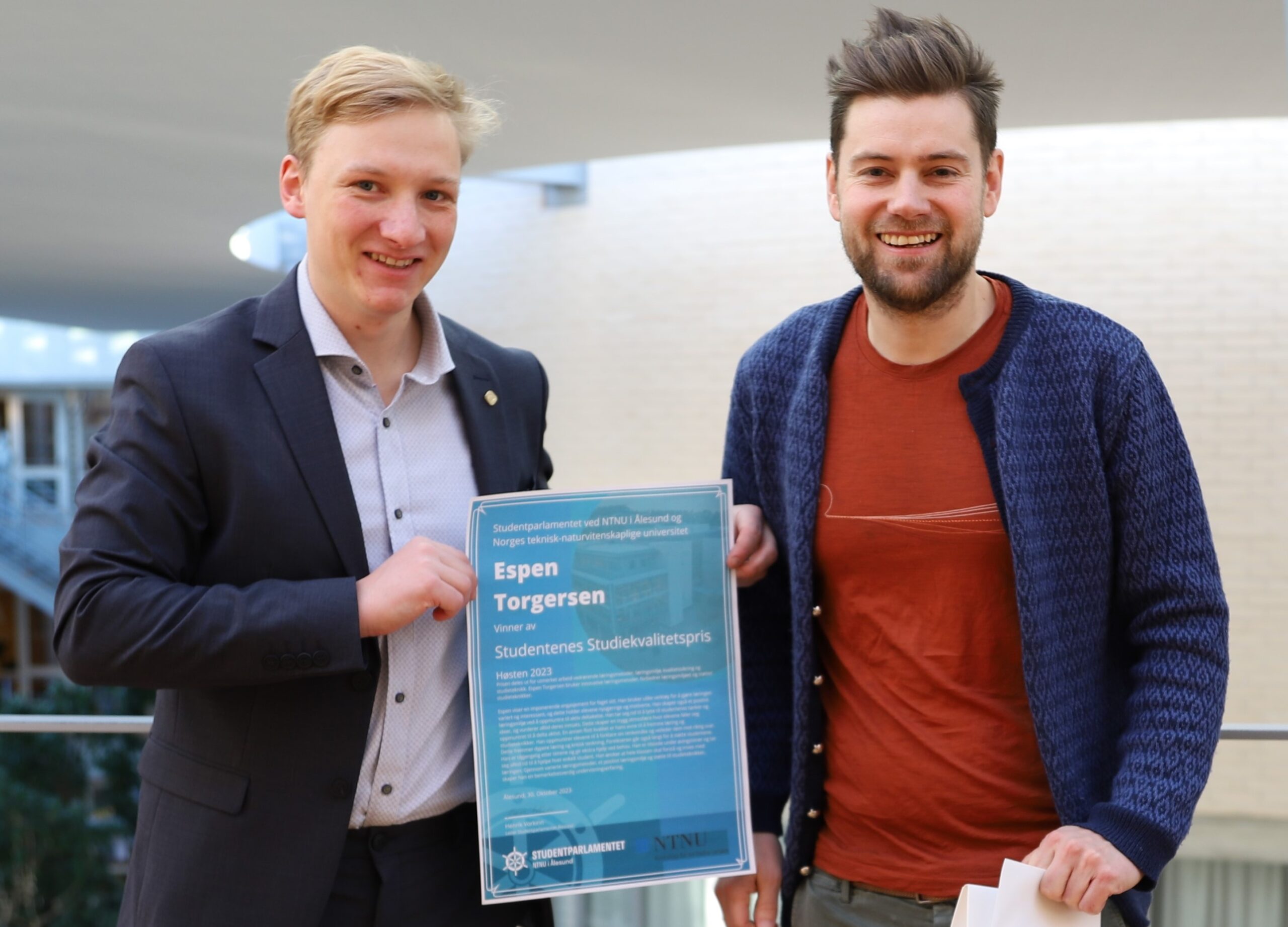 Studentparlamentsleder i Ålesund Henrik Vorkinn og vinner av studentenes kvalitetspris.