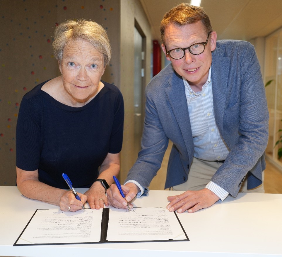 Avtalen signeres av Dekan ved MH-fakultetet Siri Forsmo og administrerende direktør ved St. Olavs hospital Tom Christian Martinsen