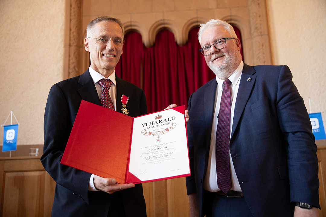 Bilde av Professor Helge Holden som mottar diplom for St. Olavs orden fra statsforvalter Frank Jenssen.