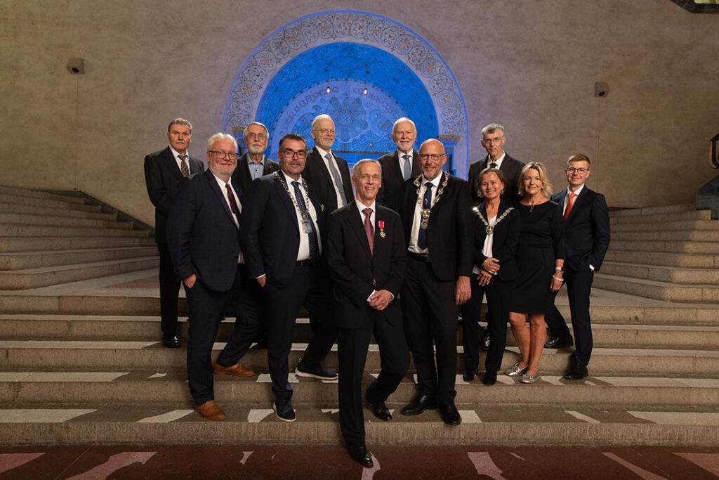 Et gruppebilde tatt i trappen på hovedbygget til NTNU med hovedgjestene som var tilstede ved utdelingen. 