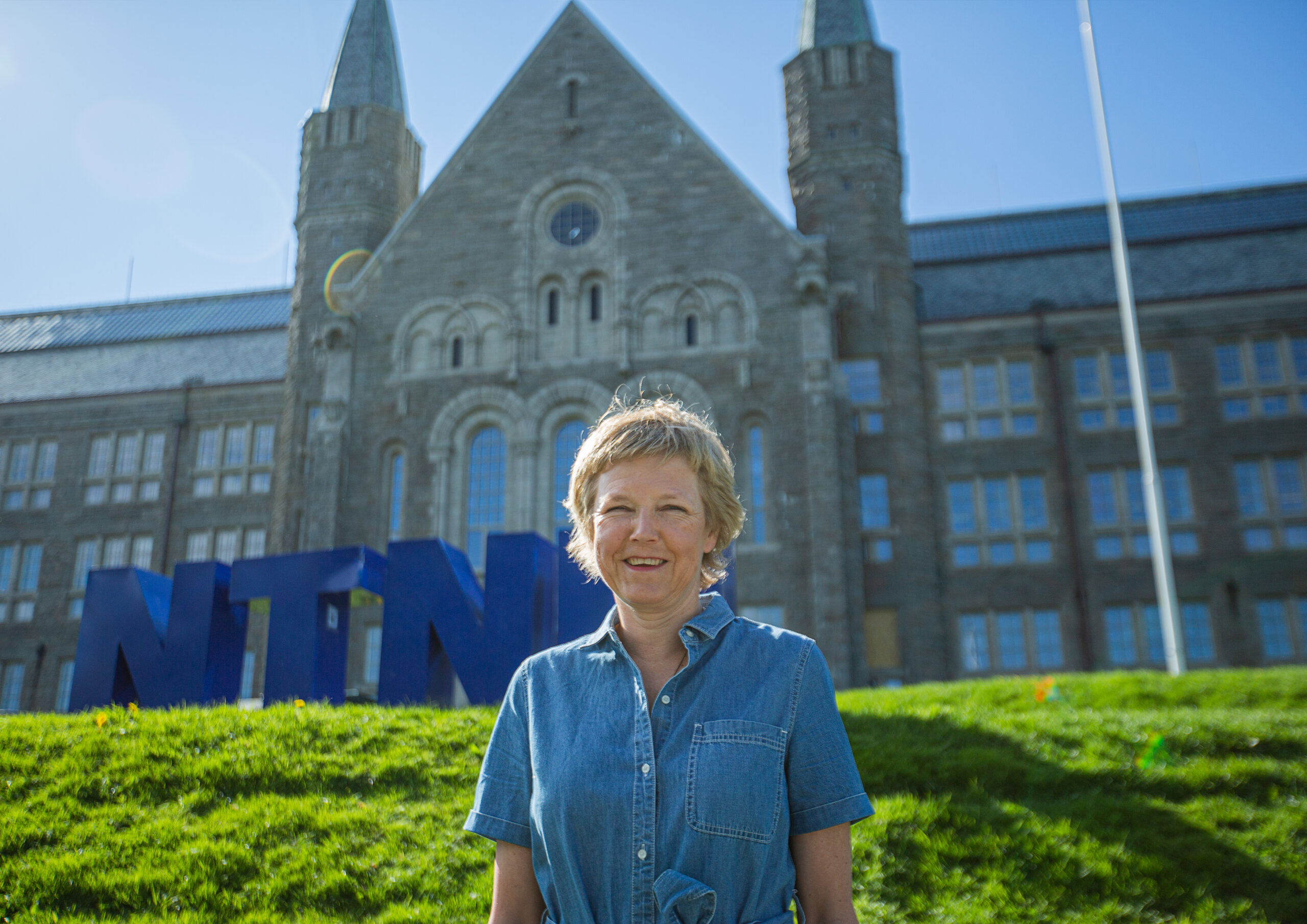 Marit Reitan foran hovedbygget, Gløshaugen, Trondheim.