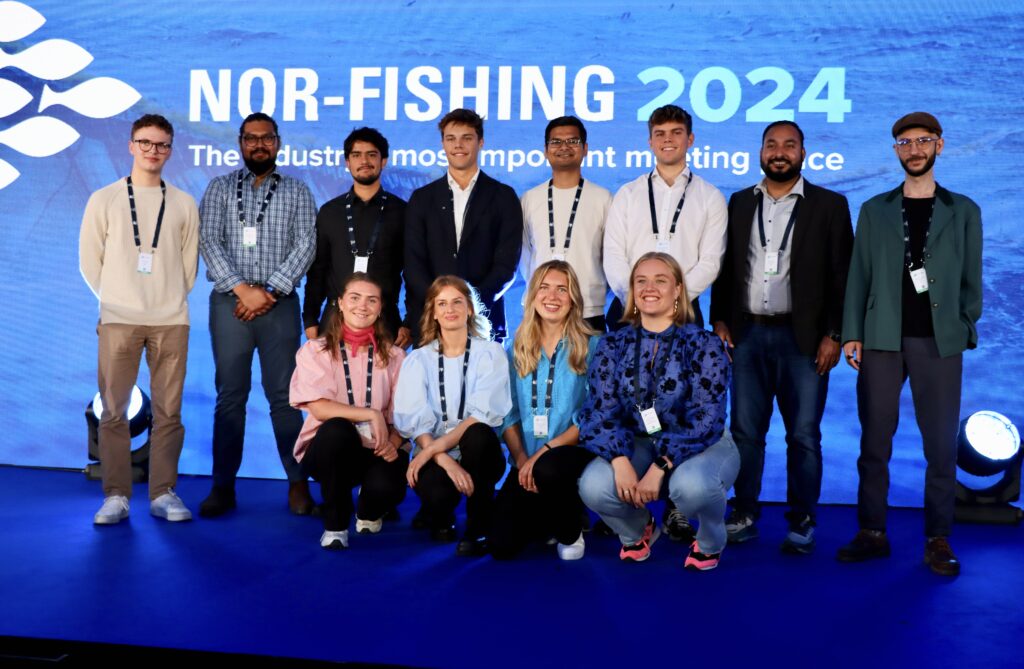 Gruppebilde av deltakerne på studentcamp 2024 på Nor-Fishing. 