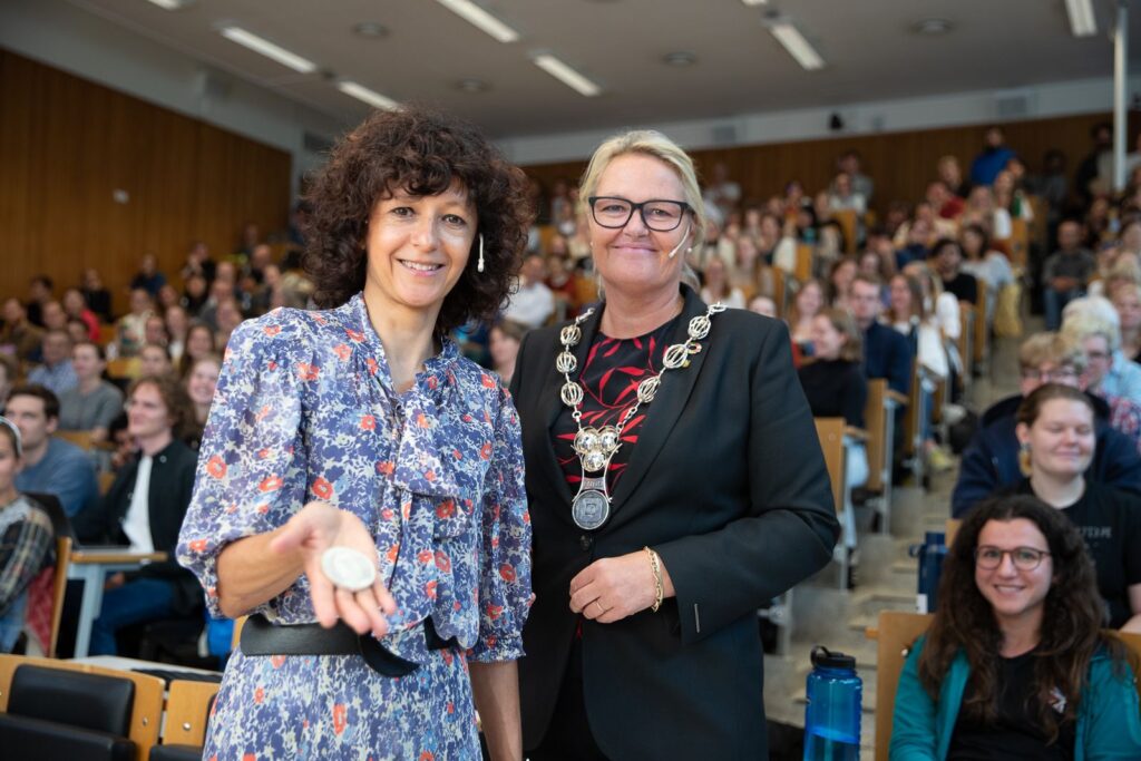 Nobelprisvinner Emanuelle Charpentier sammen med prorektor Toril Hernes.