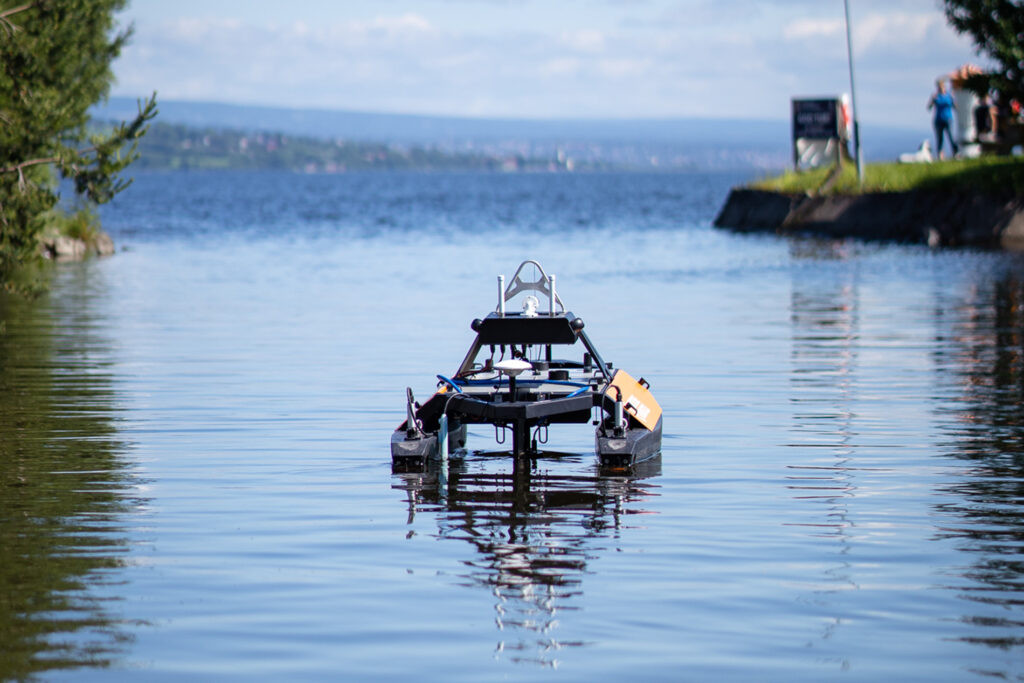 Forskningsfartøy på Mjøsa. Foto