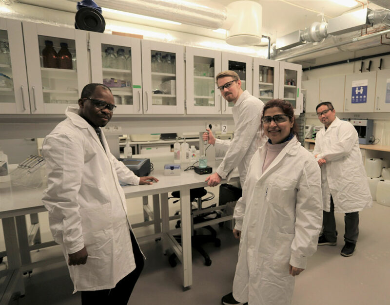 Personer på biologilab NTNU