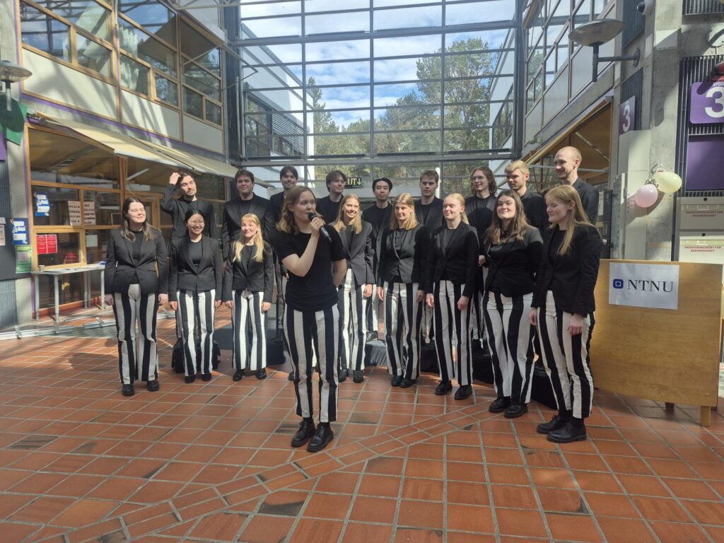Knauskoret sang i forbindelse med markeringen på Dragvoll, hvor avslutningssangen "Choices" av Jarle Bernhoft satt stemningen. 
