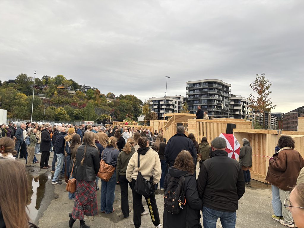 Bilde fra åpningen av parken, med mye folk som hører instituttleder for Institutt for arkitektur og teknologi, Daniel Johansen si noen ord.
